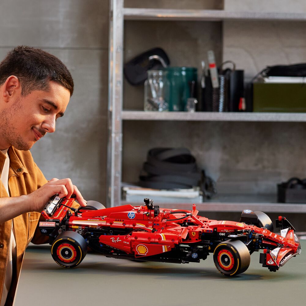 adulte masculin entrain de construire un LEGO F1 FerrariS F-24