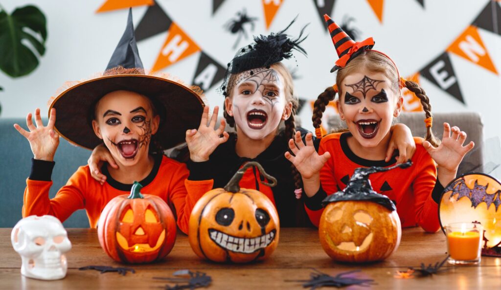 3 petites filles déguisées en halloween