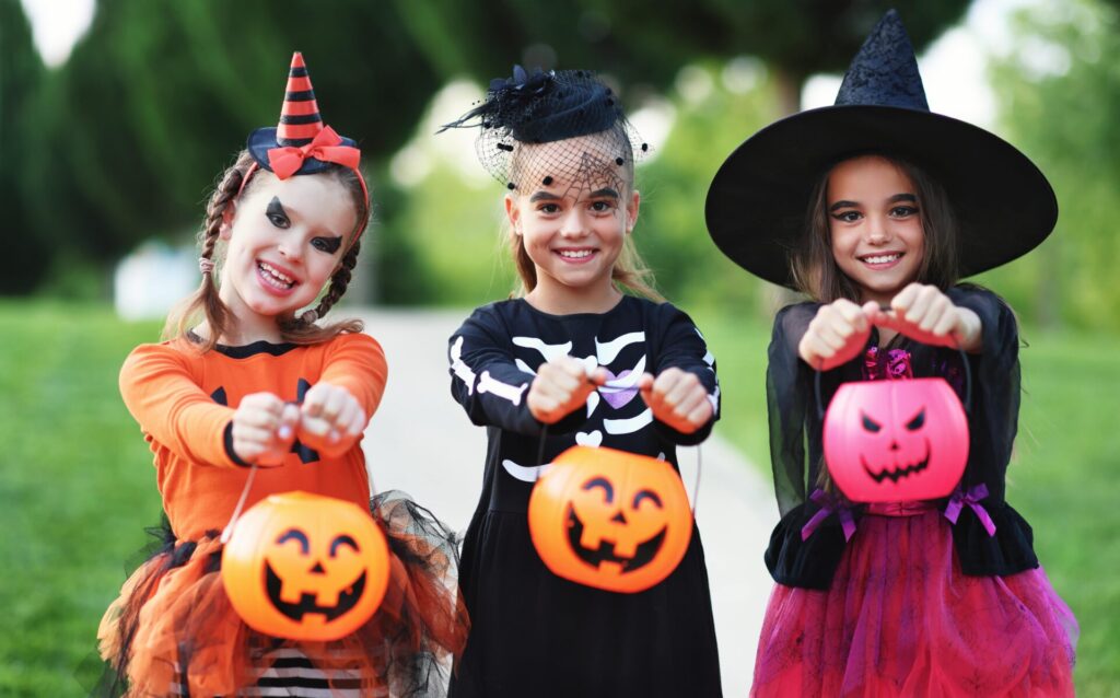 3 petites filles déguisées en Halloween