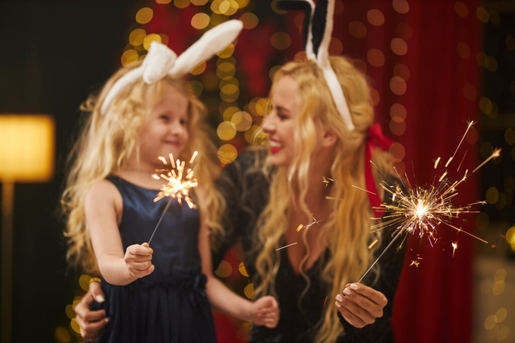 une mère et sa fille blonde portant des serre têtes de lapin qui fêtent le nouvel an 