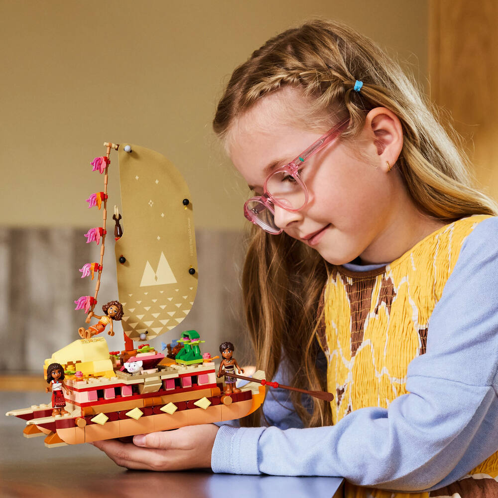 petite fille qui joue au Lego Disney Bateau de Vaïana