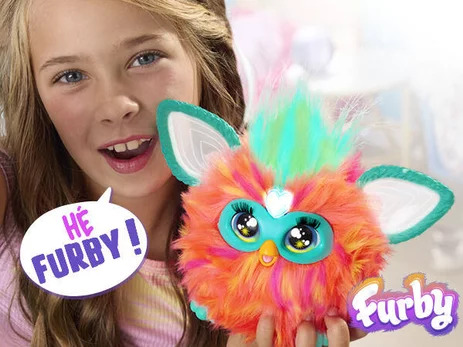 jeune fille qui joue avec la peluche interactive Furby