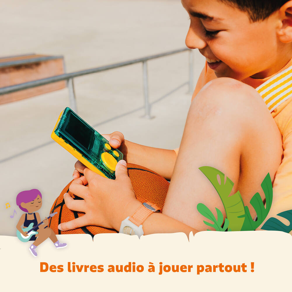 jeune garçon qui utilise le livre audio actif de Lunii