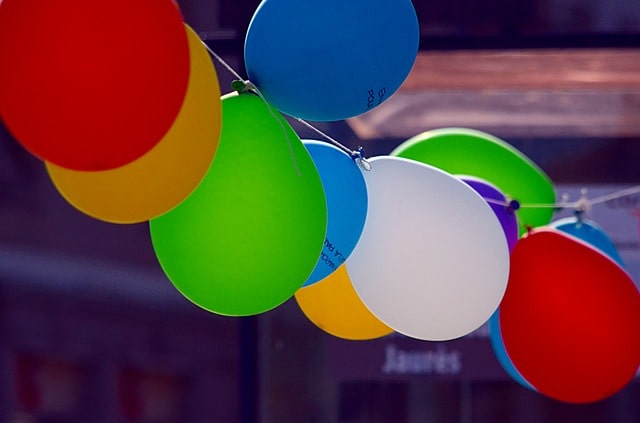 ballons vert, rouge, blanc, bleu en guirlande 
