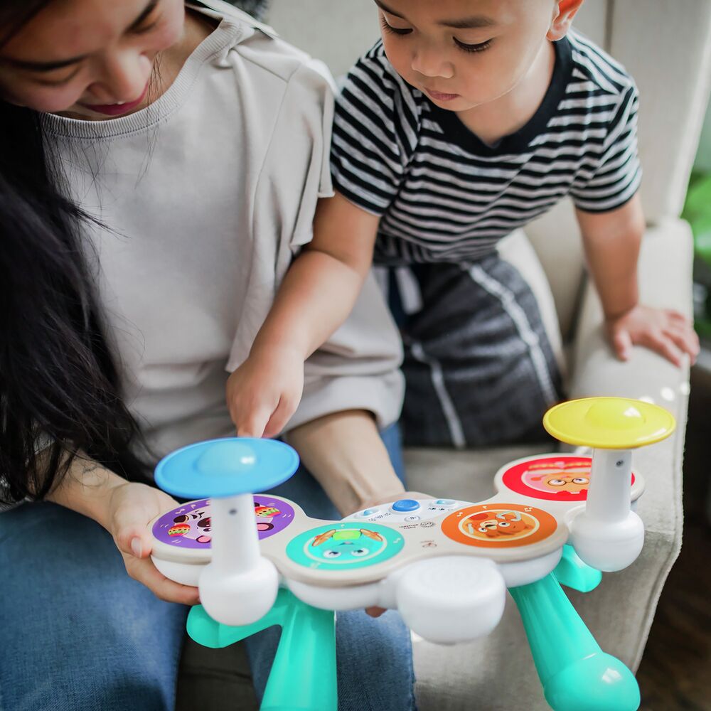 mère et son fils qui jouent à la batterie Magic touch