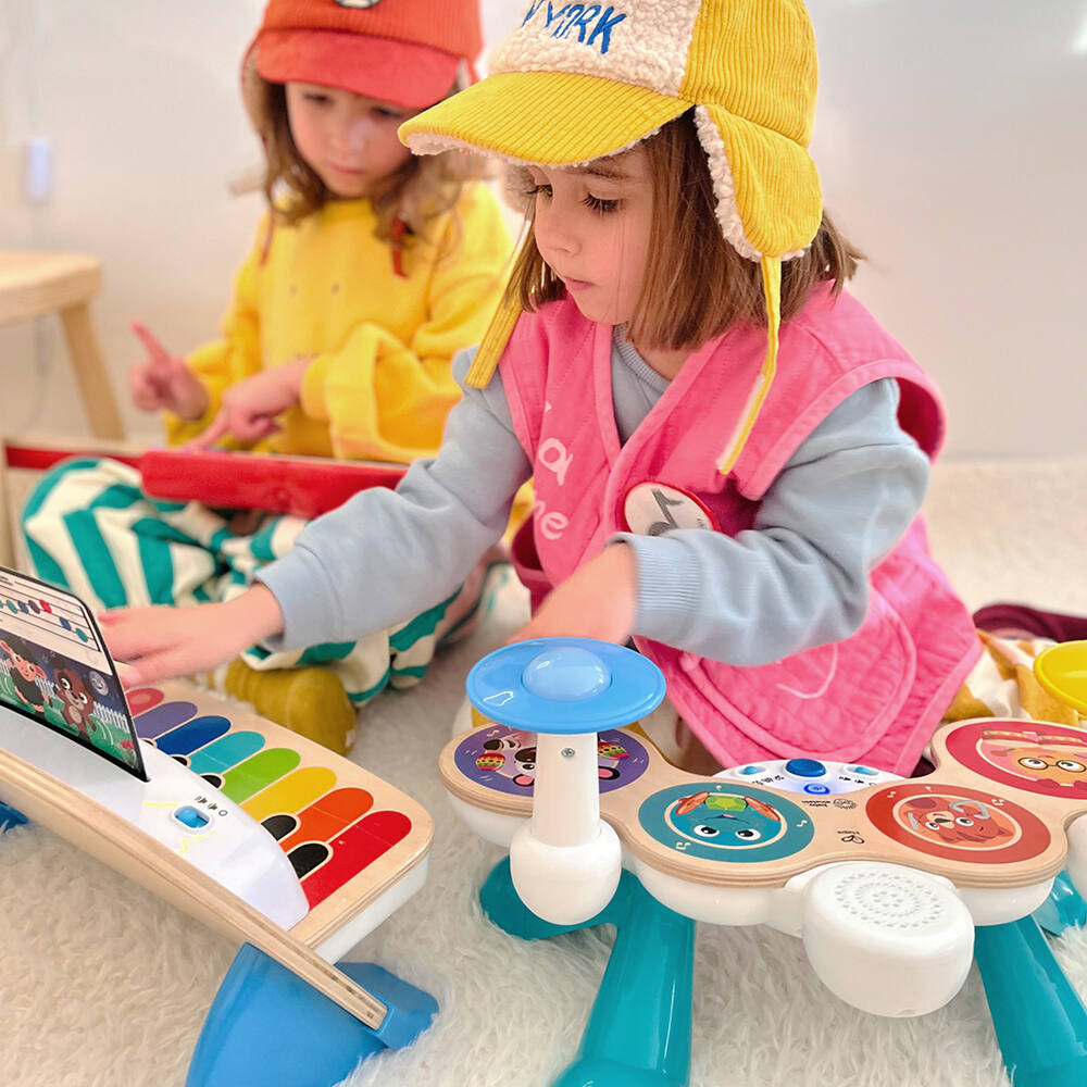 deux petites filles qui jouent  à la batterie connectée Magic touch
