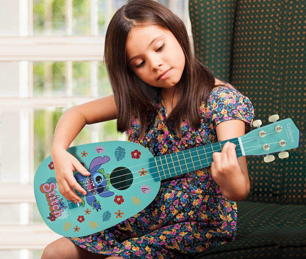 petite fille qui joue avec ukulele à l'efficgie de stitch