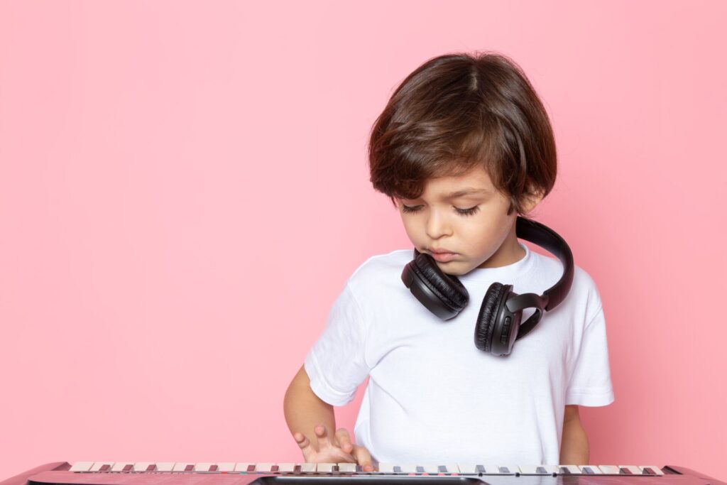 petit garçon qui joue sur un clavier numérique