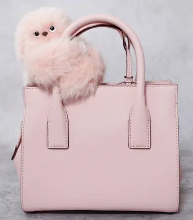 Mirumi accroché à un sac