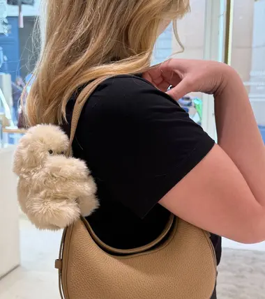 Mirumi accroché à un sac